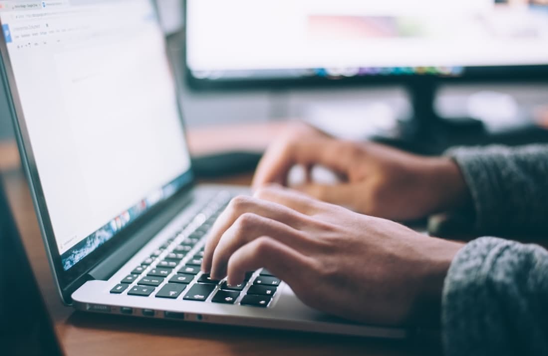 Des mains sur le clavier pendant la création d'un site