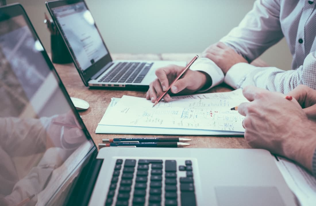 Un commerçant compare les formules sur son ordinateur